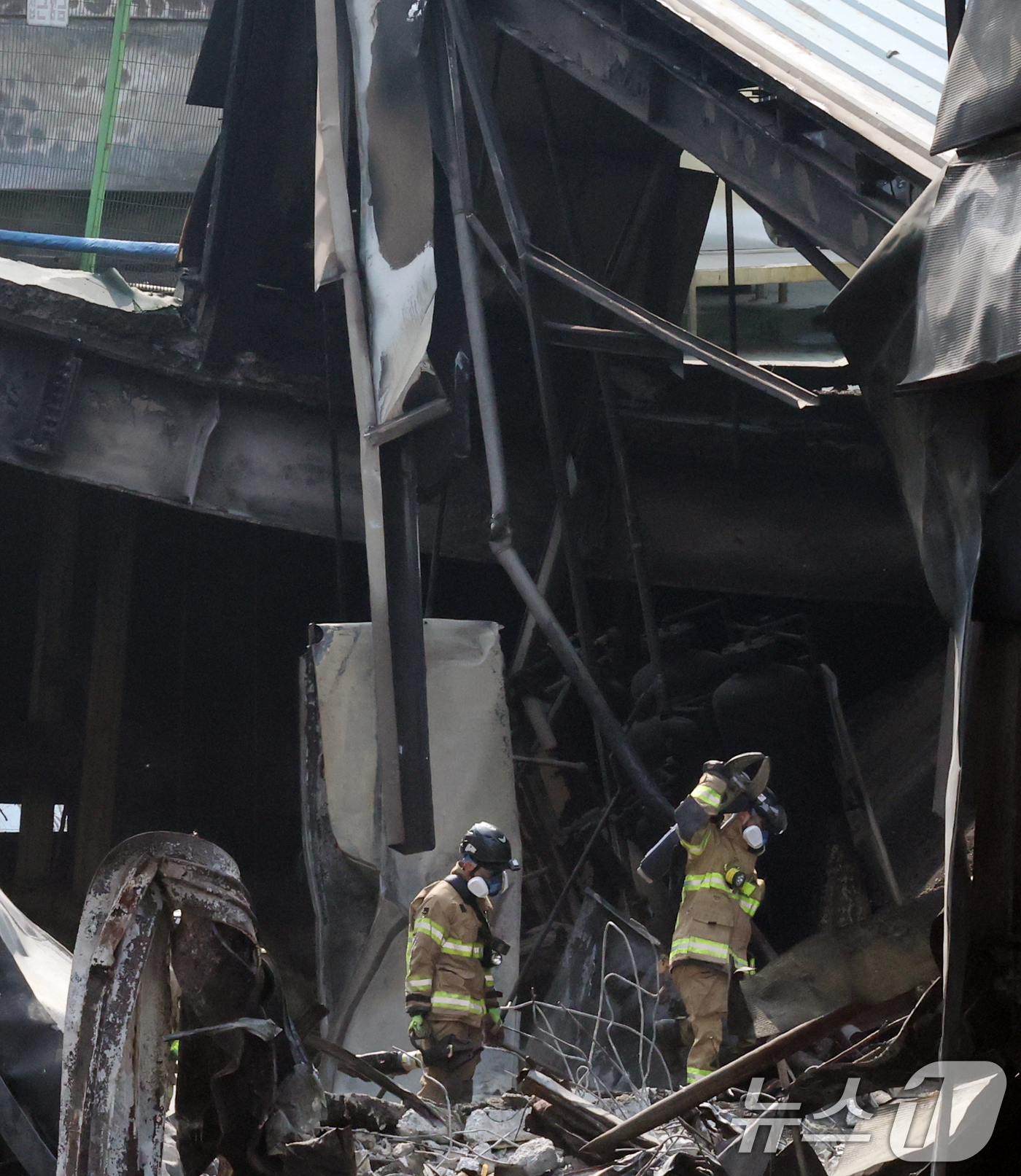 (대전=뉴스1) 김기태 기자 = 24일 오전 사상자 74명이 발생한 대전 안전공업 공장 화재 참사의 원인을 밝히기 위해 안전보건공단과 노동당국과 소방이 현장 감식을 진행하고 있다. …