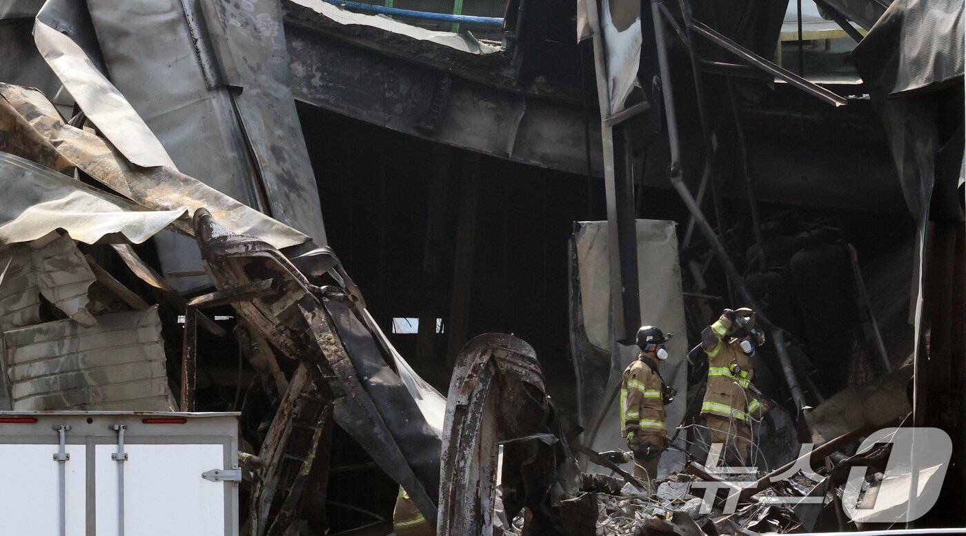 본문 이미지 - 24일 오전 사상자 74명이 발생한 대전 안전공업 공장 화재 참사의 원인을 밝히기 위해 안전보건공단, 노동당국, 소방이 현장 감식을 진행하고 있다. 2026.3.24 ⓒ 뉴스1 김기태 기자
