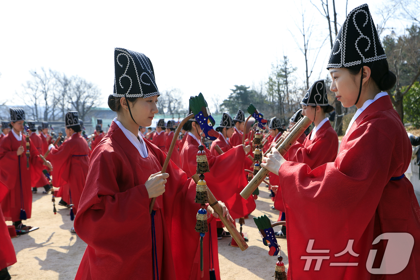 (서울=뉴스1) 박정호 기자 = 24일 오전 서울시 종로구 성균관대학교 비천당에서 열린 성균관 춘기 석전대제 봉행식에서 성균관대 팔일무단이 일무를 추고 있다.석전대제는 공자와 선현 …
