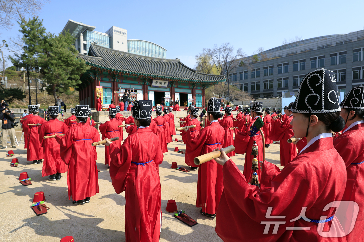 (서울=뉴스1) 박정호 기자 = 24일 오전 서울시 종로구 성균관대학교 비천당에서 열린 성균관 춘기 석전대제 봉행식에서 성균관대 팔일무단이 일무를 추고 있다.석전대제는 공자와 선현 …