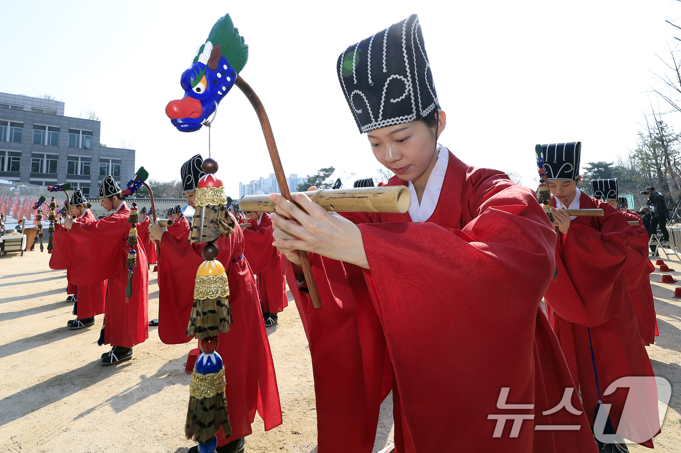 (서울=뉴스1) 박정호 기자 = 24일 오전 서울시 종로구 성균관대학교 비천당에서 열린 성균관 춘기 석전대제 봉행식에서 성균관대 팔일무단이 일무를 추고 있다.석전대제는 공자와 선현 …