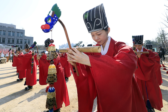 성균관 춘기 석전대제 봉행…팔일무단의 일무