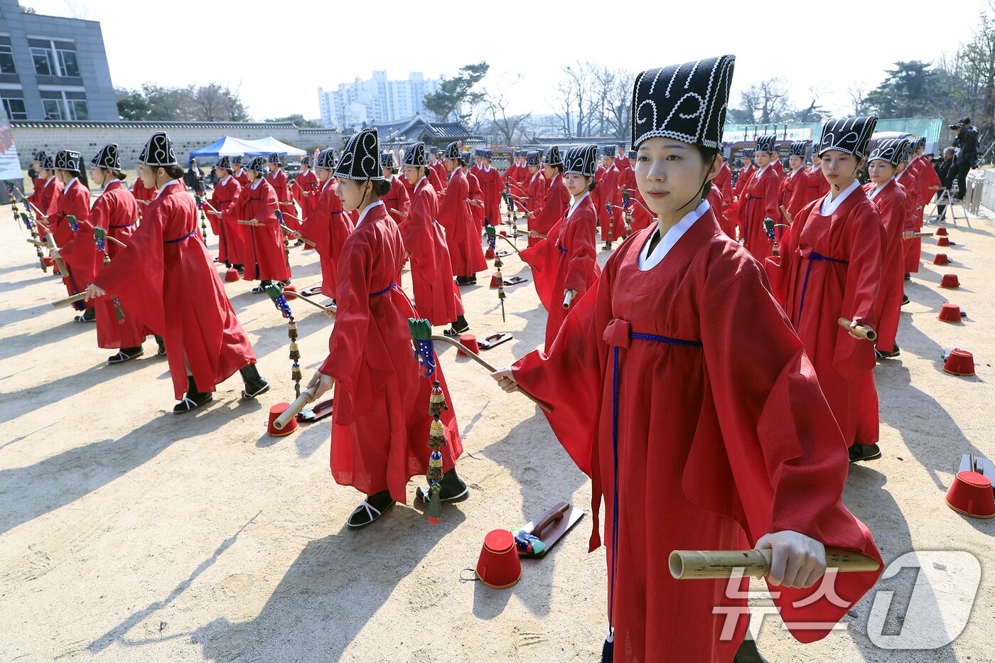 본문 이미지 - 24일 오전 서울시 종로구 성균관대학교 비천당에서 열린 성균관 춘기 석전대제 봉행식에서 성균관대 팔일무단이 일무를 추고 있다. 2026.3.24 ⓒ 뉴스1 박정호 기자