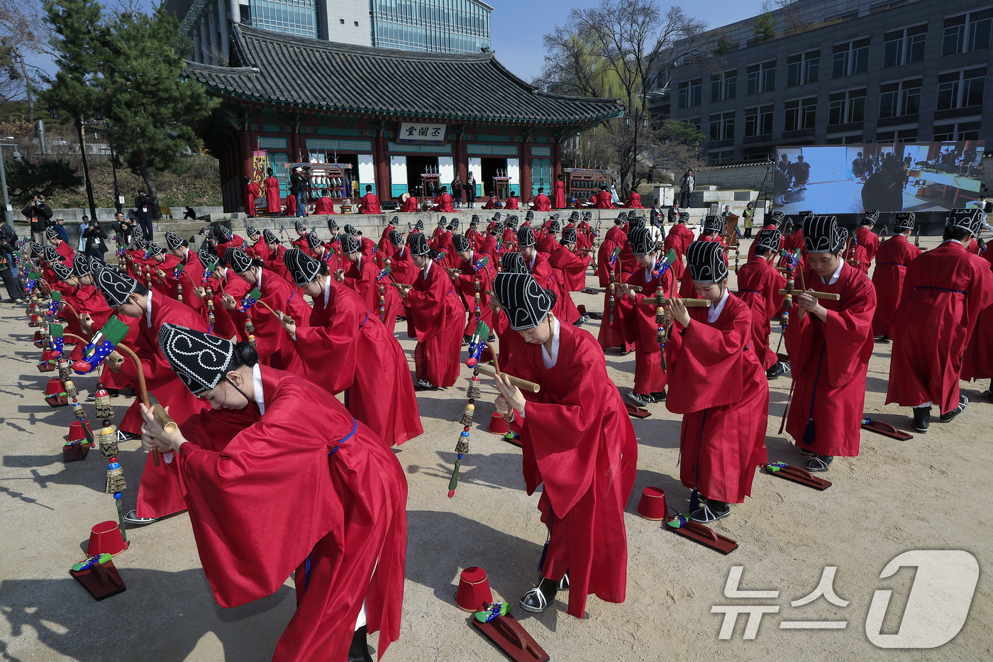 (서울=뉴스1) 박정호 기자 = 24일 오전 서울시 종로구 성균관대학교 비천당에서 열린 성균관 춘기 석전대제 봉행식에서 성균관대 팔일무단이 일무를 추고 있다.석전대제는 공자와 선현 …