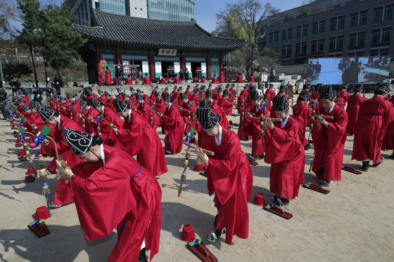 성균관 춘기 석전대제 봉행…팔일무단의 일무