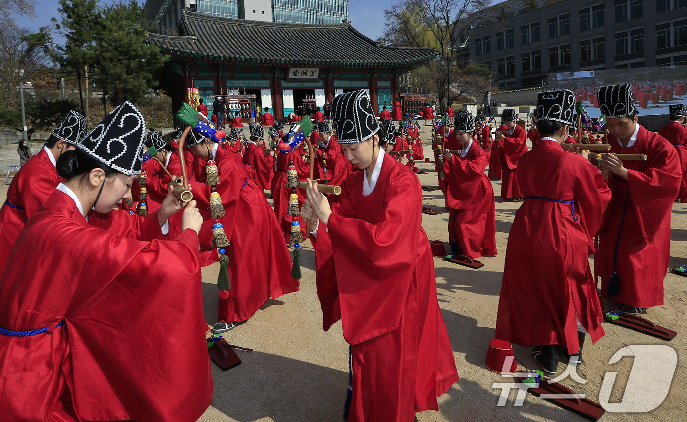 (서울=뉴스1) 박정호 기자 = 24일 오전 서울시 종로구 성균관대학교 비천당에서 열린 성균관 춘기 석전대제 봉행식에서 성균관대 팔일무단이 일무를 추고 있다.석전대제는 공자와 선현 …