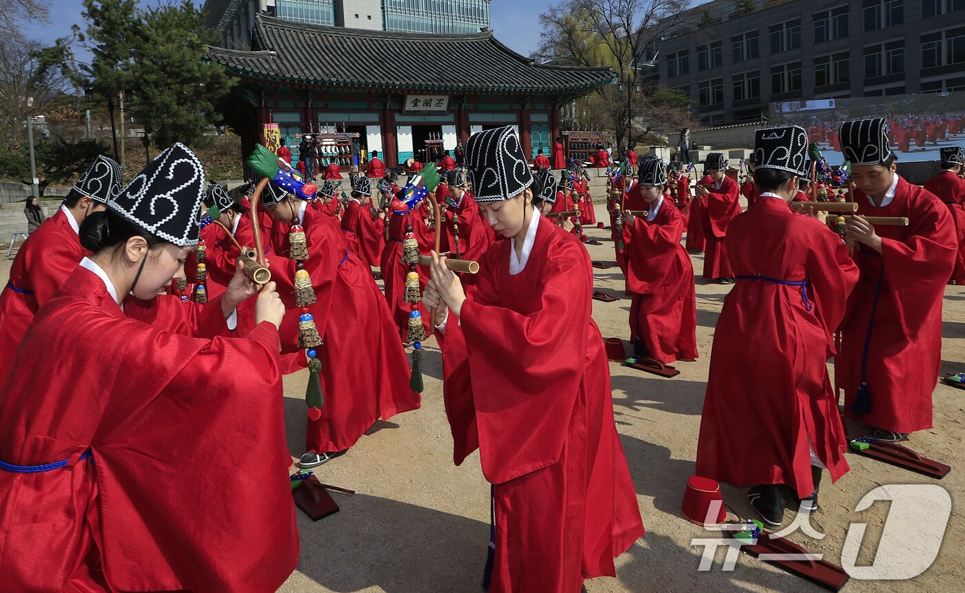 본문 이미지 - 24일 오전 서울시 종로구 성균관대학교 비천당에서 열린 성균관 춘기 석전대제 봉행식에서 성균관대 팔일무단이 일무를 추고 있다.  2026.3.24 ⓒ 뉴스1 박정호 기자