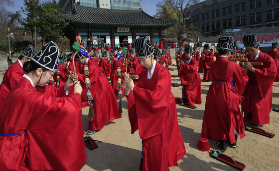 일무 선보이는 성균관대 팔일무단