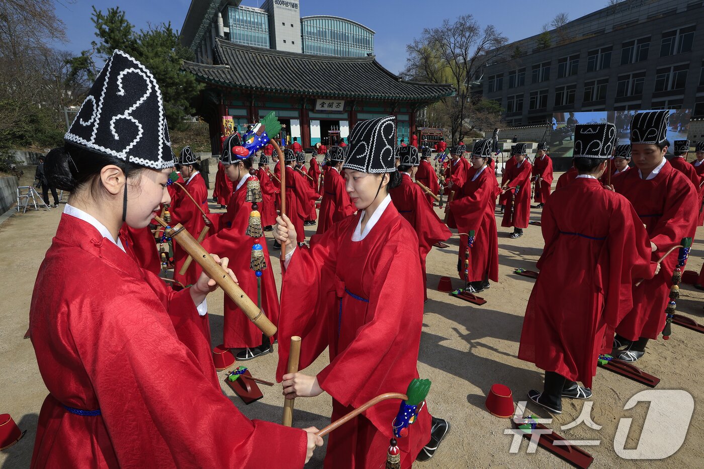 본문 이미지 - 24일 오전 서울시 종로구 성균관대학교 비천당에서 열린 성균관 춘기 석전대제 봉행식에서 성균관대 팔일무단이 일무를 추고 있다.  2026.3.24 ⓒ 뉴스1 박정호 기자
