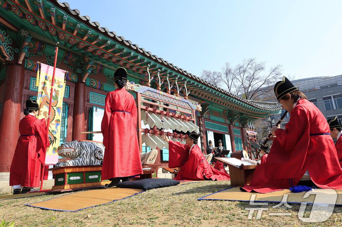 본문 이미지 - 24일 오전 서울시 종로구 성균관대학교 비천당에서 성균관 춘기 석전대제가 봉행되고 있다.  2026.3.24 ⓒ 뉴스1 박정호 기자