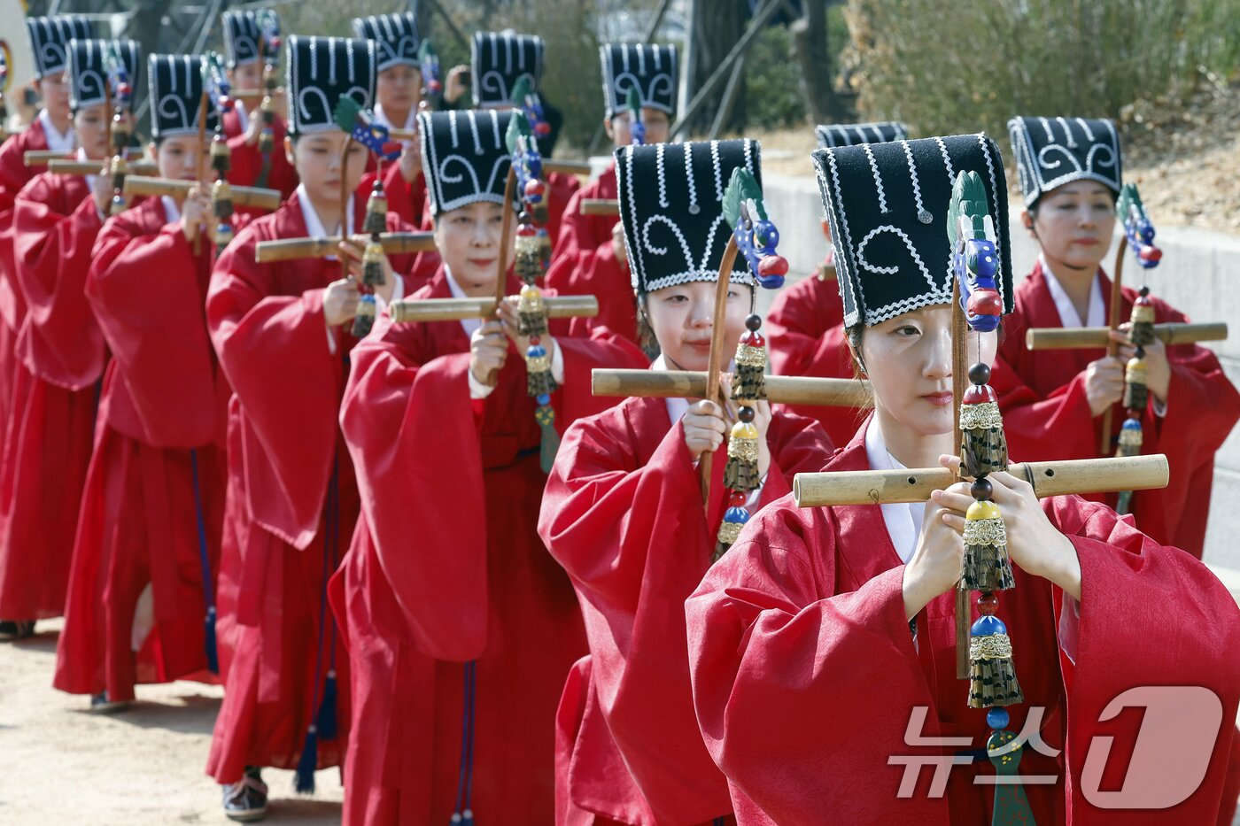 본문 이미지 - 24일 오전 서울시 종로구 성균관대학교 비천당에서 열린 성균관 춘기 석전대제 봉행식에서 성균관대 팔일무단이 일무를 추고 있다. 2026.3.24 ⓒ 뉴스1 박정호 기자