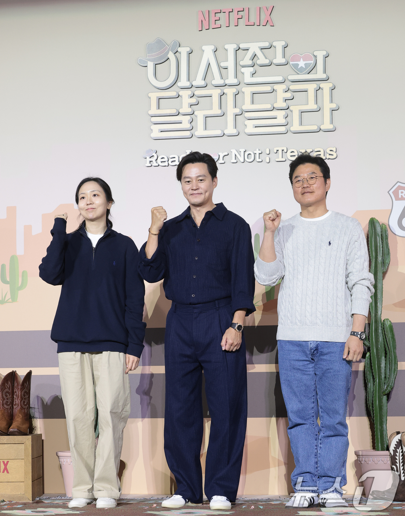 (서울=뉴스1) 권현진 기자 = 김예술 PD(왼쪽부터)와 배우 이서진, 나영석 PD가 24일 오전 서울 용산구 CGV용산아이파크몰에서 열린 넷플릭스 예능 '이서진의 달라달라' 제작 …