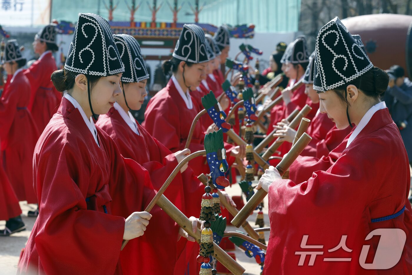 본문 이미지 - 24일 오전 서울시 종로구 성균관대학교 비천당에서 열린 성균관 춘기 석전대제 봉행식에서 성균관대 팔일무단이 일무를 추고 있다.  2026.3.24 ⓒ 뉴스1 박정호 기자