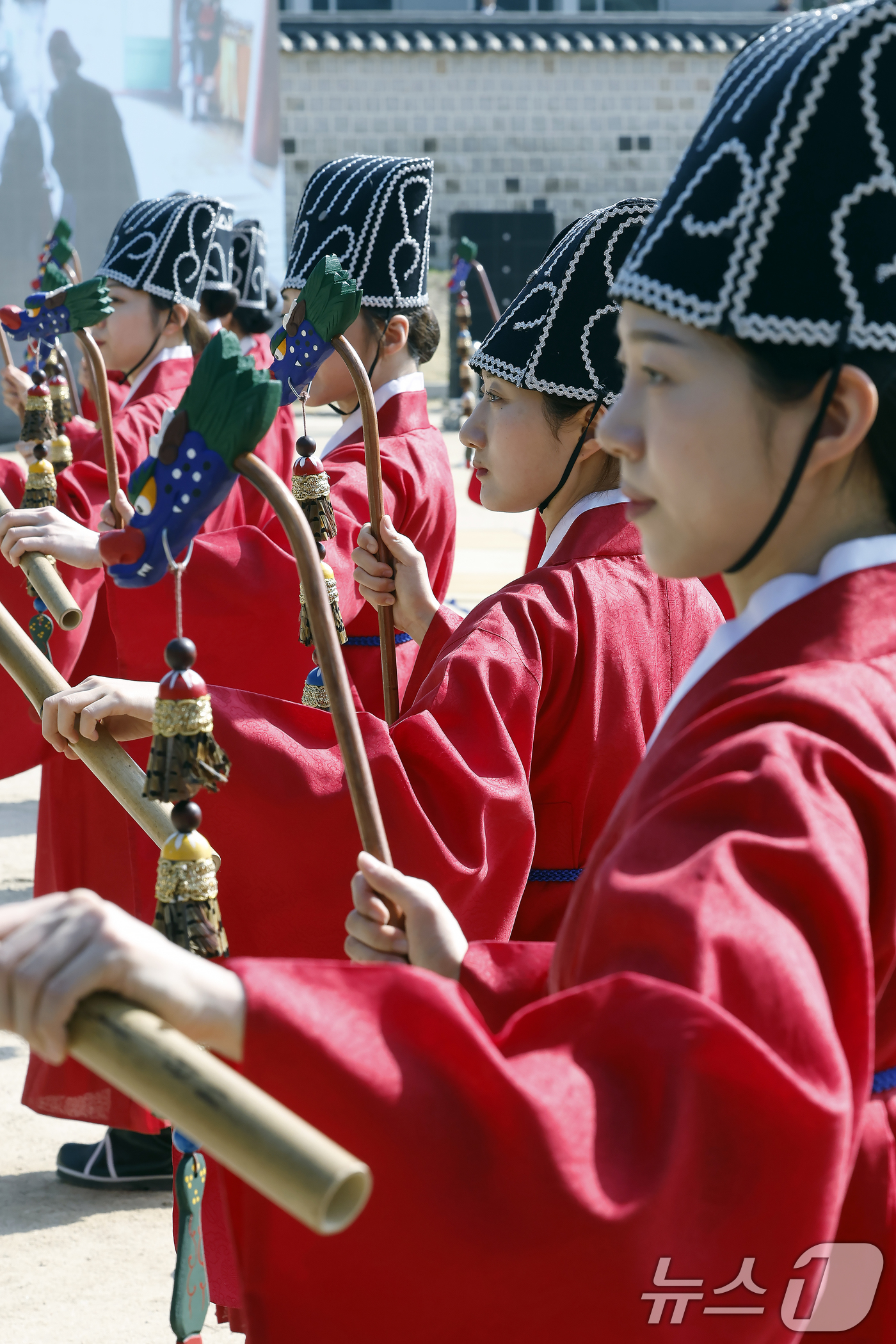 (서울=뉴스1) 박정호 기자 = 24일 오전 서울시 종로구 성균관대학교 비천당에서 열린 성균관 춘기 석전대제 봉행식에서 성균관대 팔일무단이 일무를 추고 있다.석전대제는 공자와 선현 …