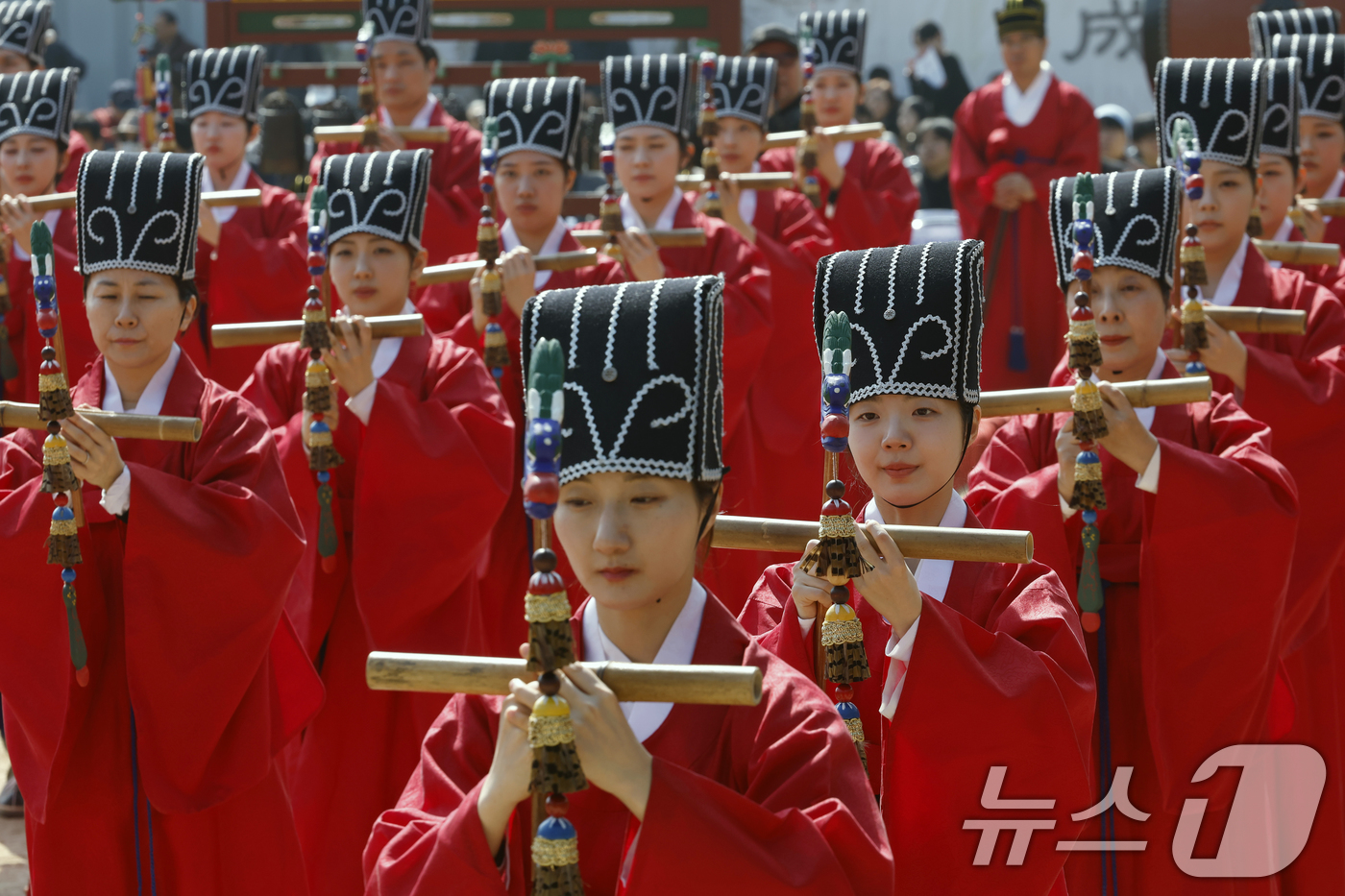 (서울=뉴스1) 박정호 기자 = 24일 오전 서울시 종로구 성균관대학교 비천당에서 열린 성균관 춘기 석전대제 봉행식에서 성균관대 팔일무단이 일무를 추고 있다.석전대제는 공자와 선현 …