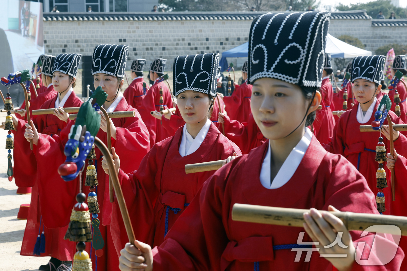 (서울=뉴스1) 박정호 기자 = 24일 오전 서울시 종로구 성균관대학교 비천당에서 열린 성균관 춘기 석전대제 봉행식에서 성균관대 팔일무단이 일무를 추고 있다.석전대제는 공자와 선현 …