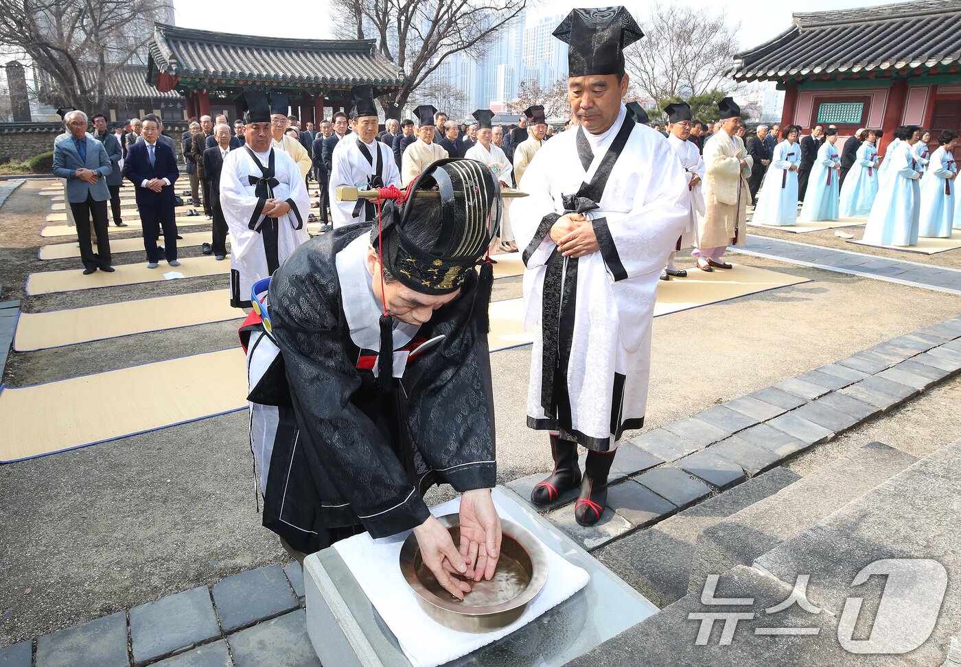 본문 이미지 - 24일 오전 대구 중구 남산동 대구향교 대성전에서 지역 유림이 병오년(丙午年) 춘계 석전대제를 봉행하고 있다.  2026.3.24 ⓒ 뉴스1 공정식 기자