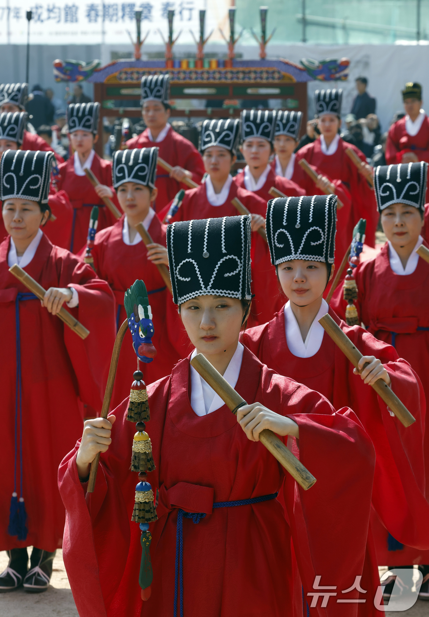 (서울=뉴스1) 박정호 기자 = 24일 오전 서울시 종로구 성균관대학교 비천당에서 열린 성균관 춘기 석전대제 봉행식에서 성균관대 팔일무단이 일무를 추고 있다.석전대제는 공자와 선현 …