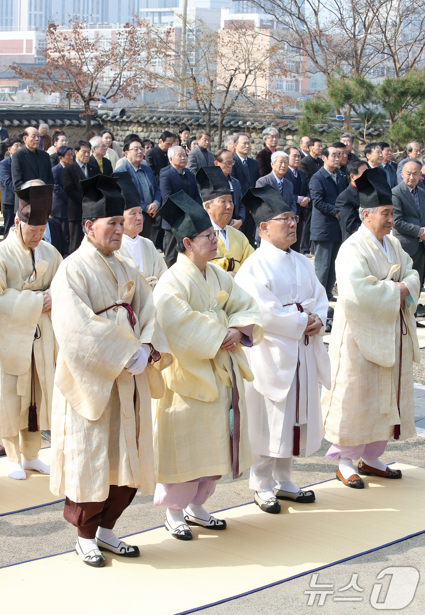 (대구=뉴스1) 공정식 기자 = 24일 오전 대구 중구 남산동 대구향교 대성전에서 지역 유림이 병오년(丙午年) 춘계 석전대제를 봉행하고 있다.석전대제는 공자와 유교 성현·현인의 덕 …