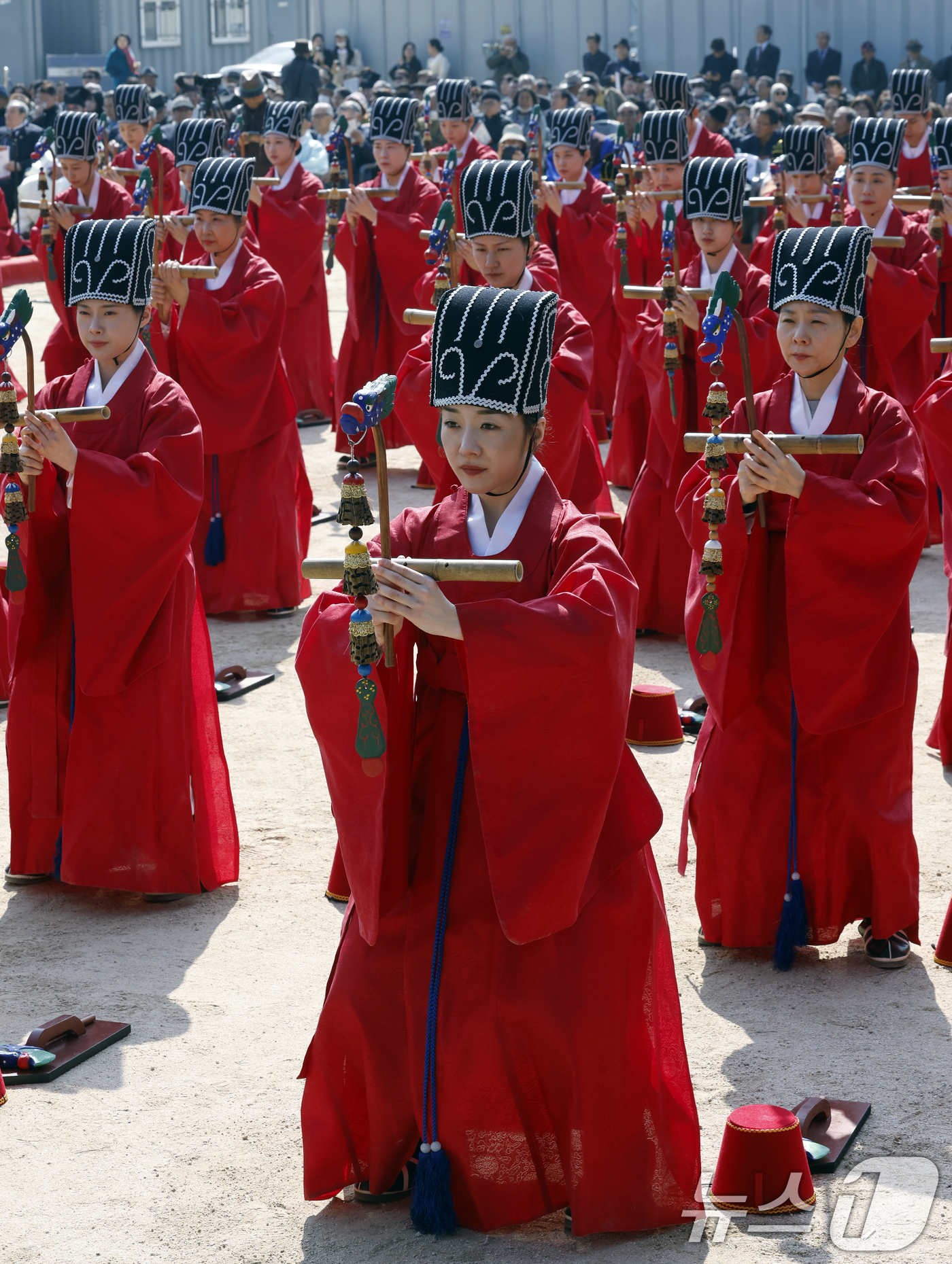 (서울=뉴스1) 박정호 기자 = 24일 오전 서울시 종로구 성균관대학교 비천당에서 열린 성균관 춘기 석전대제 봉행식에서 성균관대 팔일무단이 일무를 추고 있다.석전대제는 공자와 선현 …