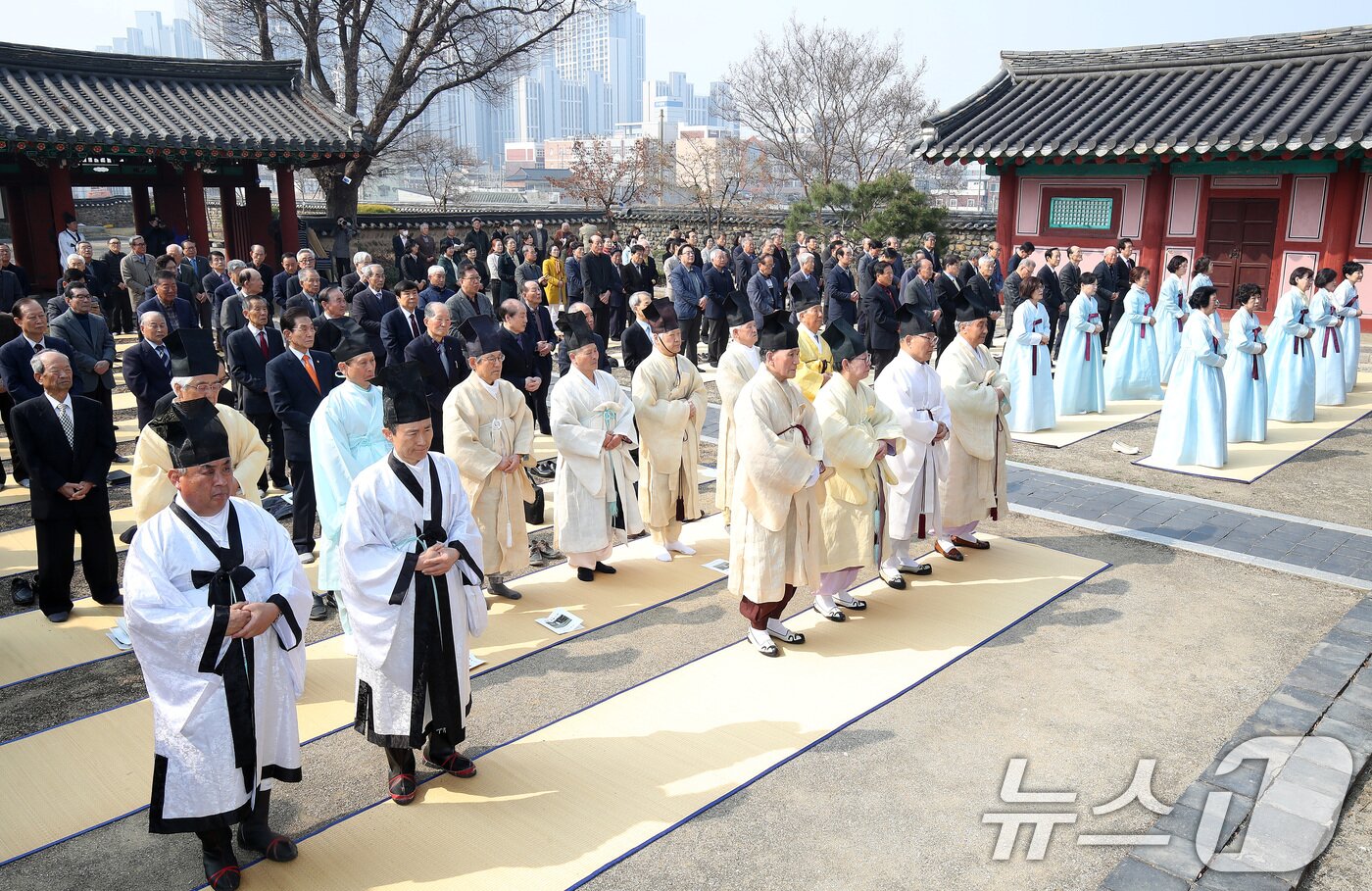 본문 이미지 - 24일 오전 대구 중구 남산동 대구향교 대성전에서 지역 유림이 병오년(丙午年) 춘계 석전대제를 봉행하고 있다.  2026.3.24 ⓒ 뉴스1 공정식 기자