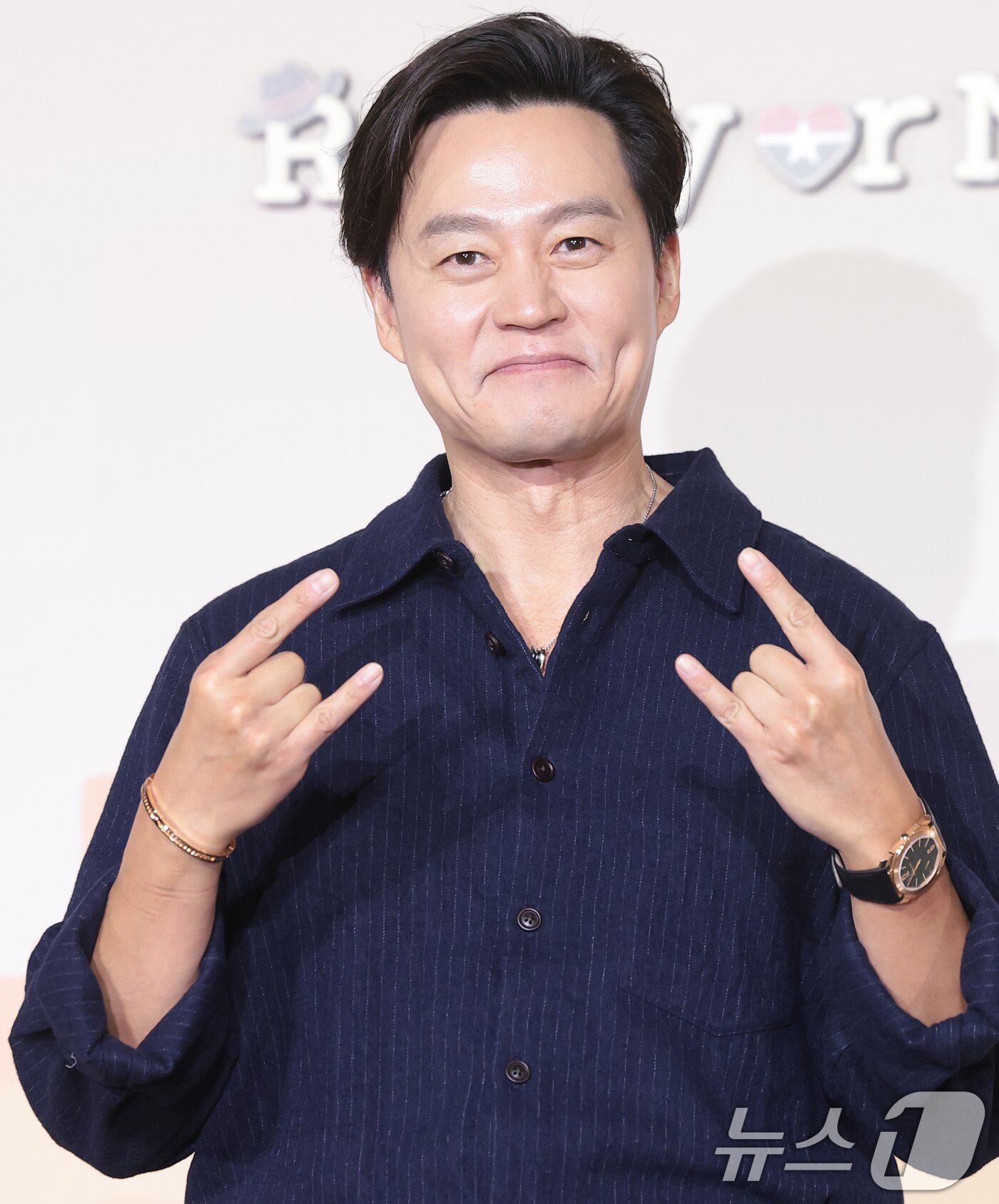 본문 이미지 - 배우 이서진이 24일 오전 서울 용산구 CGV용산아이파크몰에서 열린 넷플릭스 예능 '이서진의 달라달라' 제작발표회에 참석해 포즈를 취하고 있다. 2026.3.24 ⓒ 뉴스1 권현진 기자