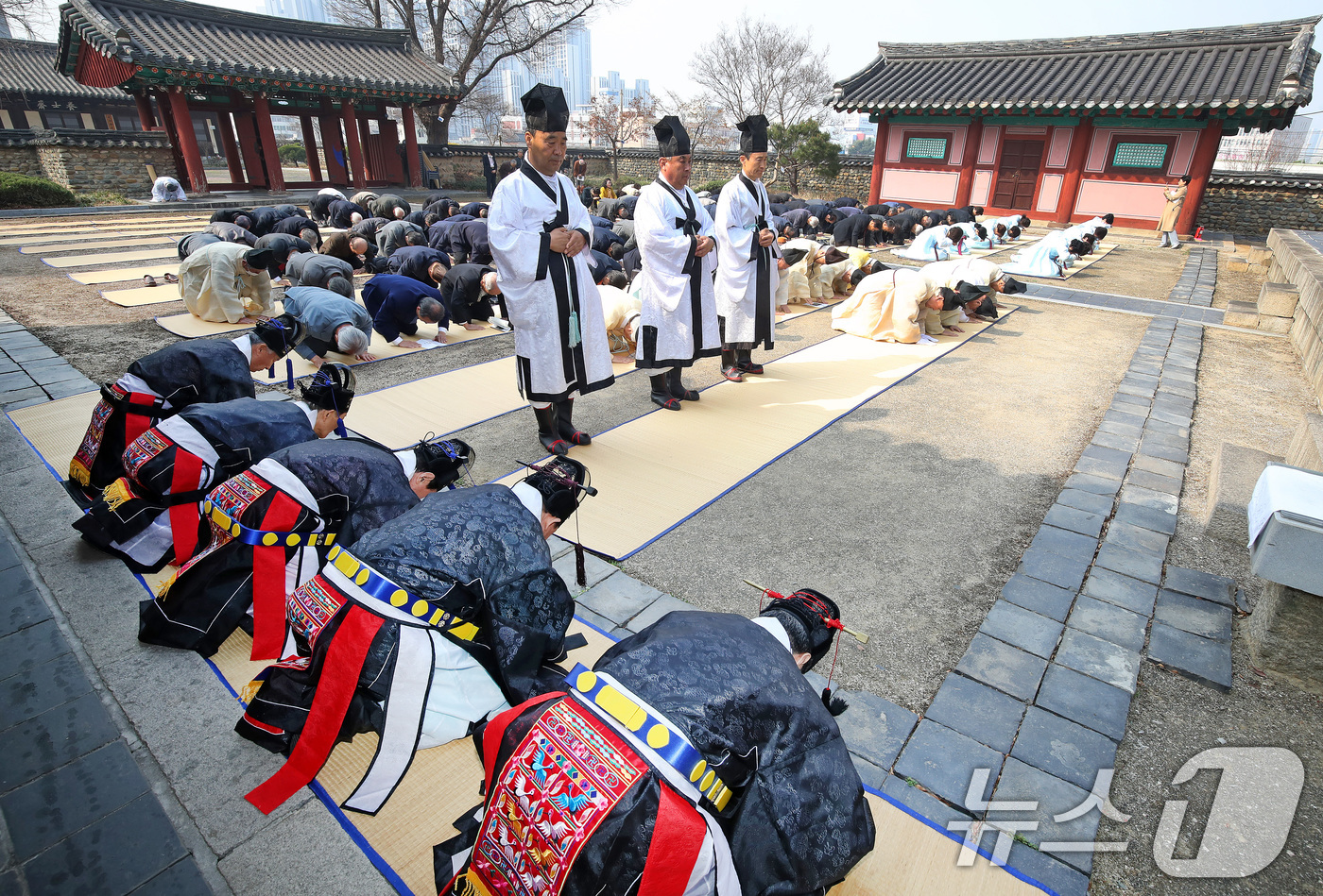 (대구=뉴스1) 공정식 기자 = 24일 오전 대구 중구 남산동 대구향교 대성전에서 지역 유림이 병오년(丙午年) 춘계 석전대제를 봉행하고 있다.석전대제는 공자와 유교 성현·현인의 덕 …
