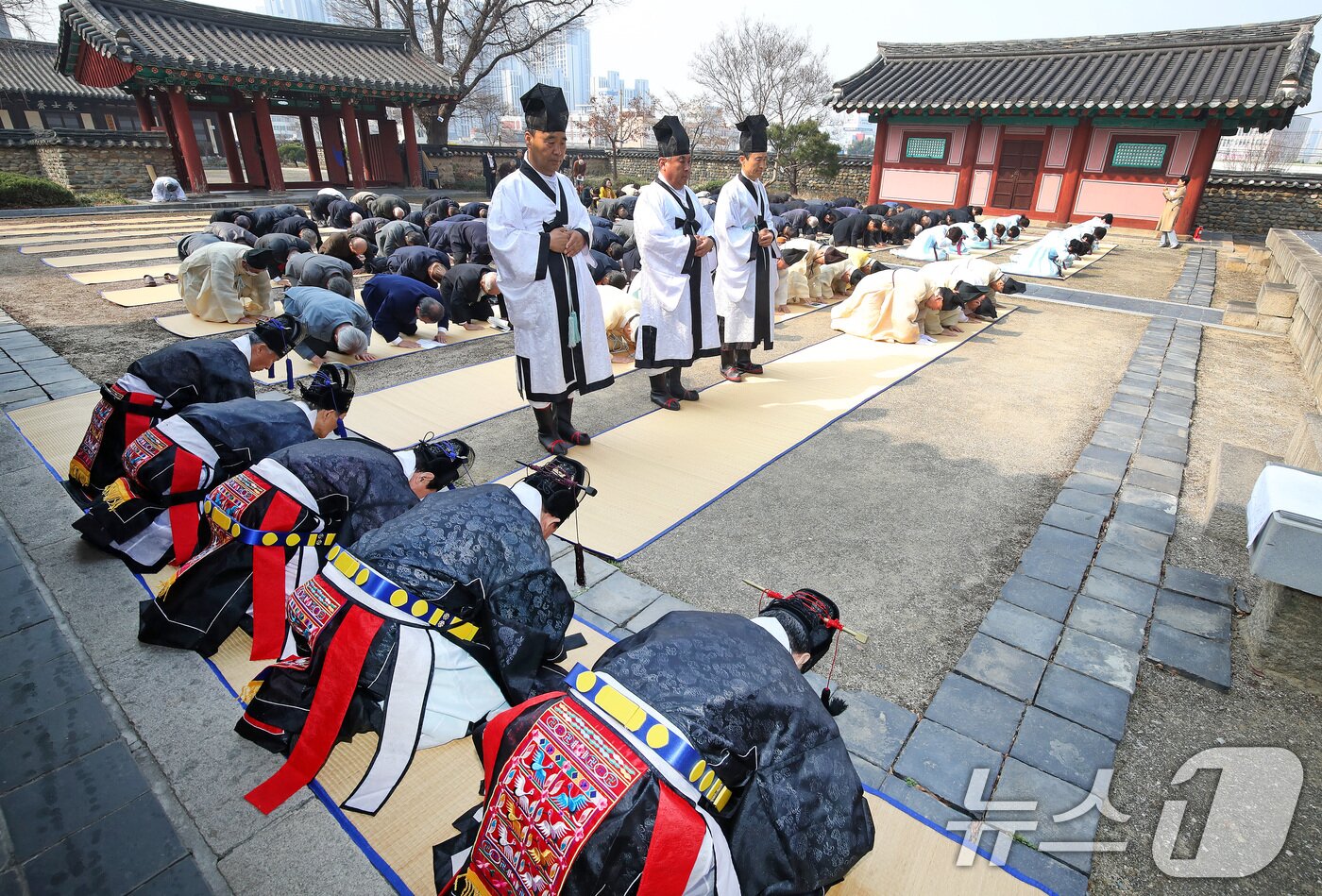 본문 이미지 - 24일 오전 대구 중구 남산동 대구향교 대성전에서 지역 유림이 병오년(丙午年) 춘계 석전대제를 봉행하고 있다.  2026.3.24 ⓒ 뉴스1 공정식 기자