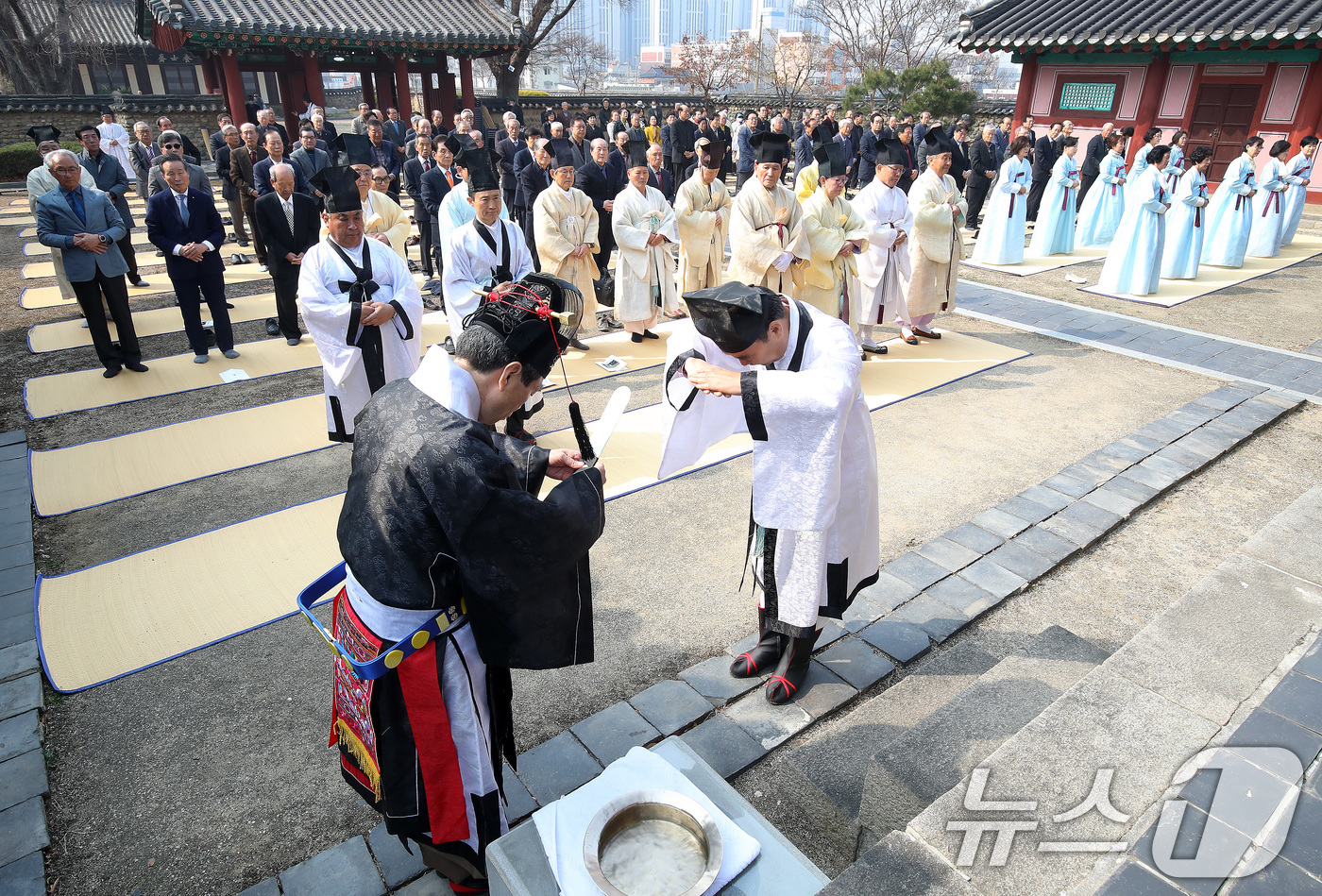(대구=뉴스1) 공정식 기자 = 24일 오전 대구 중구 남산동 대구향교 대성전에서 지역 유림이 병오년(丙午年) 춘계 석전대제를 봉행하고 있다.석전대제는 공자와 유교 성현·현인의 덕 …
