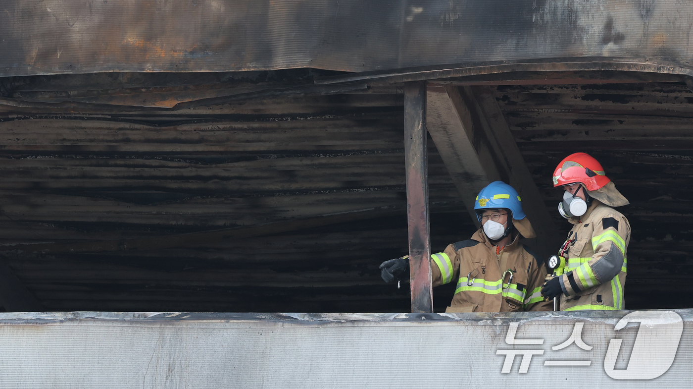 (대전=뉴스1) 김기태 기자 = 24일 오전 사상자 74명이 발생한 대전 안전공업 공장 화재 참사의 원인을 밝히기 위해 안전보건공단과 노동당국과 소방이 현장 감식을 진행하고 있다. …