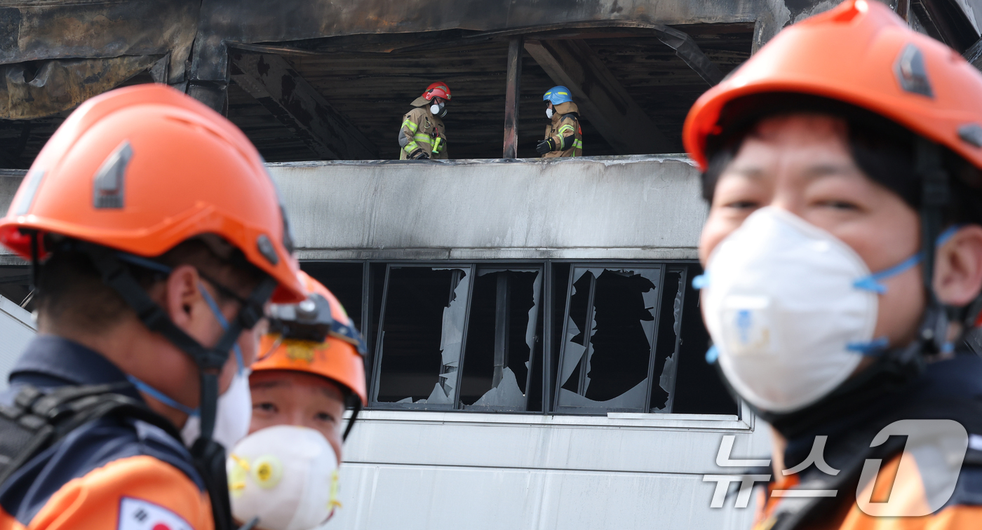 (대전=뉴스1) 김기태 기자 = 24일 오전 사상자 74명이 발생한 대전 안전공업 공장 화재 참사의 원인을 밝히기 위해 안전보건공단과 노동당국과 소방이 현장 감식을 진행하고 있다. …
