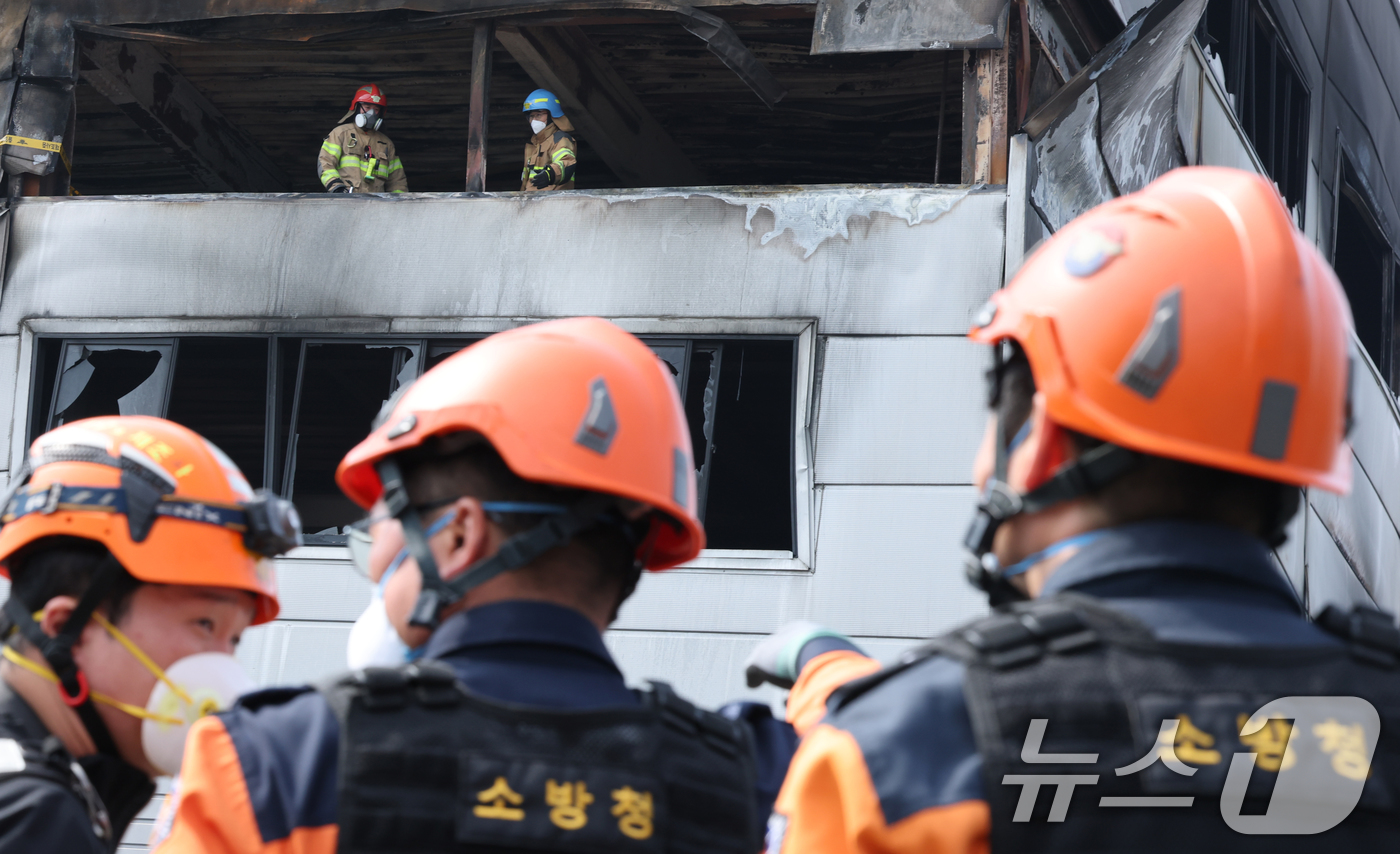 (대전=뉴스1) 김기태 기자 = 24일 오전 사상자 74명이 발생한 대전 안전공업 공장 화재 참사의 원인을 밝히기 위해 안전보건공단과 노동당국과 소방이 현장 감식을 진행하고 있다. …