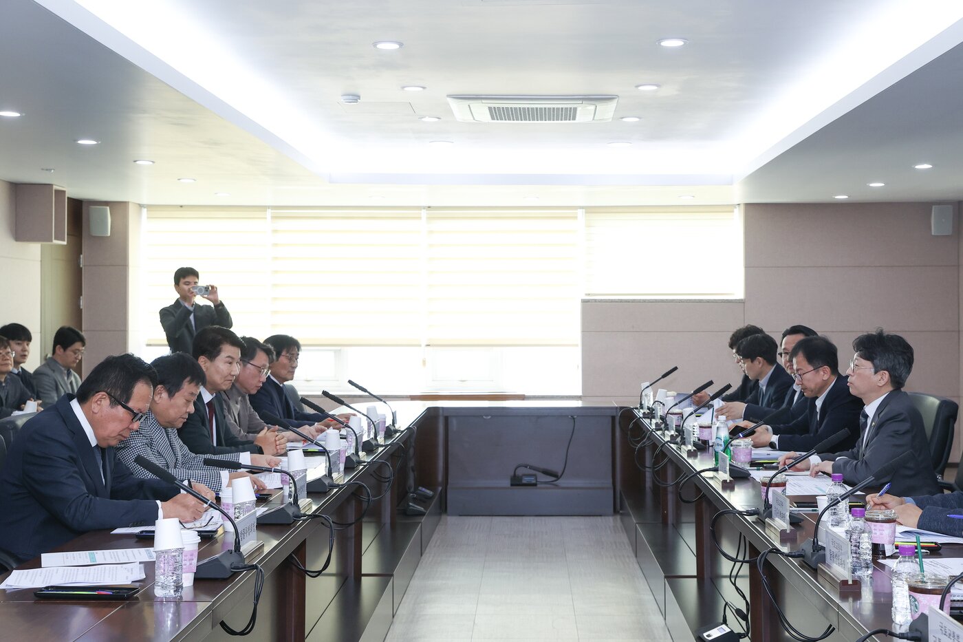 본문 이미지 - 홍지선 국토교통부 2차관(오른쪽)이 24일 서울 전국버스운송사업조합연합회 회의실에서 열린 간담회에서 발언하고 있다(국토교통부 제공).뉴스1 ⓒ News1