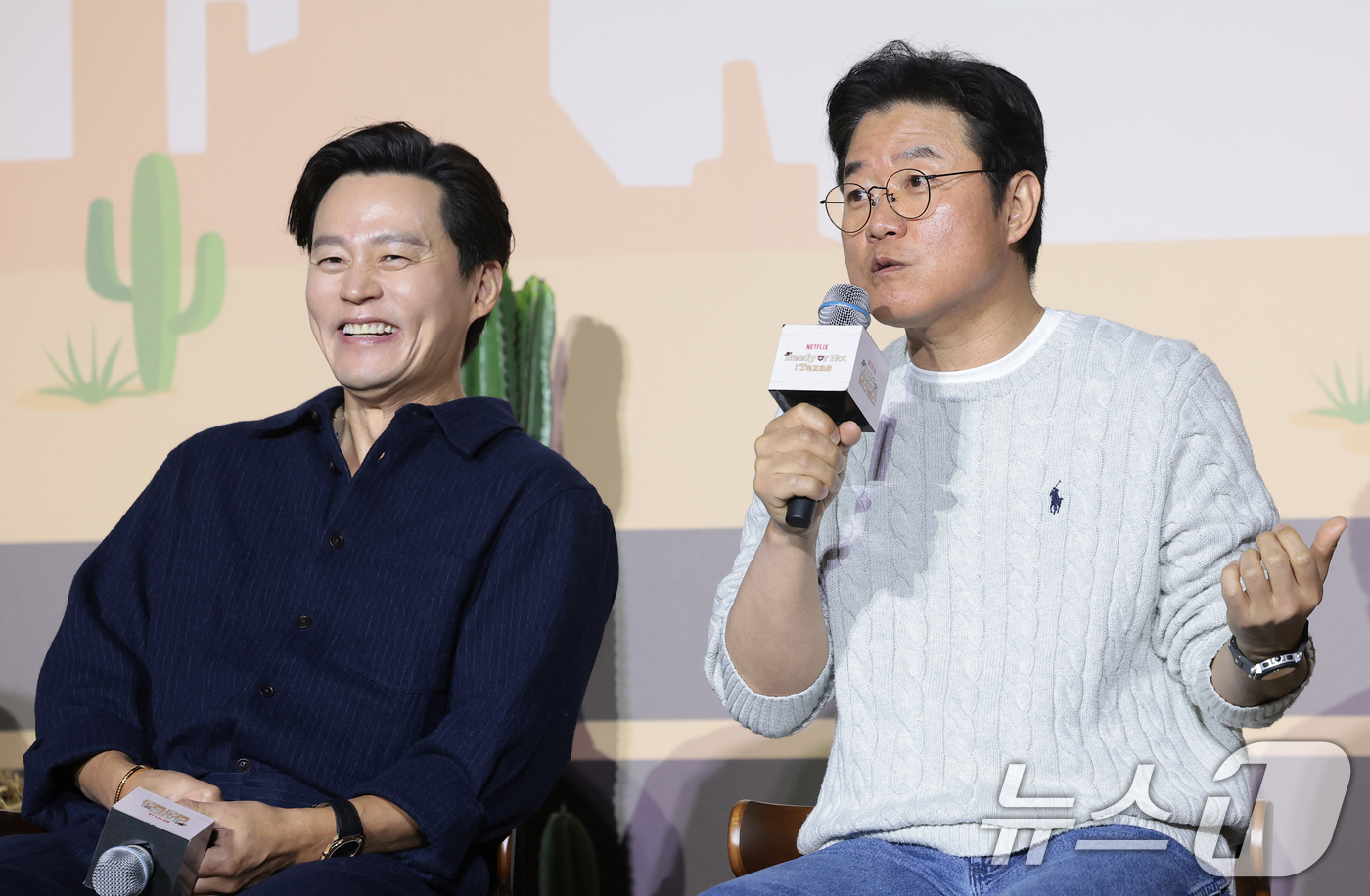 (서울=뉴스1) 권현진 기자 = 나영석 PD(오른쪽)가 24일 오전 서울 용산구 CGV용산아이파크몰에서 열린 넷플릭스 예능 '이서진의 달라달라' 제작발표회에 참석해 이서진과의 촬영 …