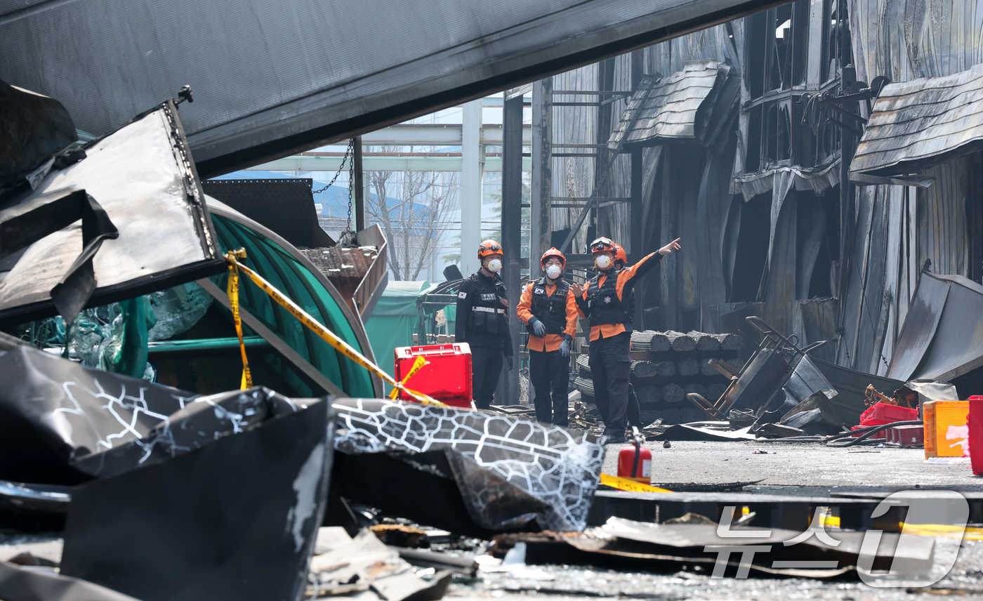 (대전=뉴스1) 김기태 기자 = 24일 오전 사상자 74명이 발생한 대전 안전공업 공장 화재 참사의 원인을 밝히기 위해 안전보건공단, 노동당국, 소방이 현장 감식을 진행하고 있다. …