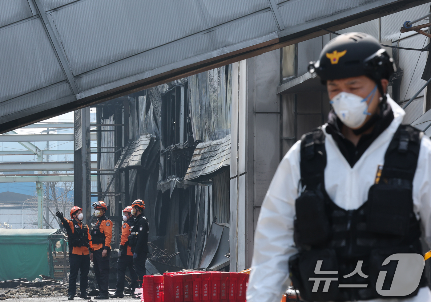 (대전=뉴스1) 김기태 기자 = 24일 오전 사상자 74명이 발생한 대전 안전공업 공장 화재 참사의 원인을 밝히기 위해 안전보건공단, 노동당국, 소방이 현장 감식을 진행하고 있다. …