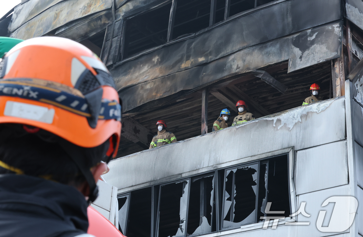(대전=뉴스1) 김기태 기자 = 24일 오전 사상자 74명이 발생한 대전 안전공업 공장 화재 참사의 원인을 밝히기 위해 안전보건공단, 노동당국, 소방이 현장 감식을 진행하고 있다. …