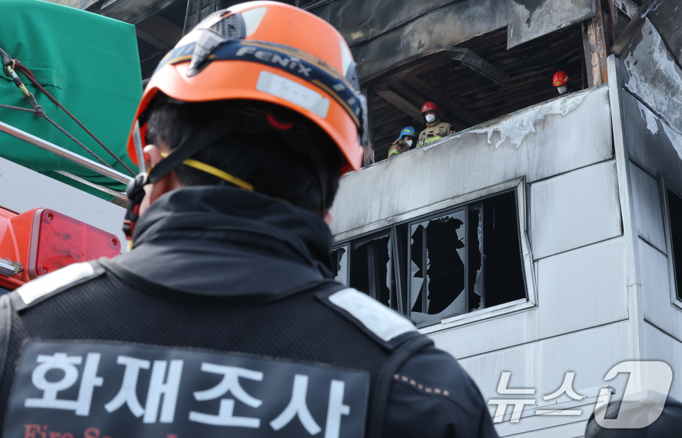 (대전=뉴스1) 김기태 기자 = 24일 오전 사상자 74명이 발생한 대전 안전공업 공장 화재 참사의 원인을 밝히기 위해 안전보건공단, 노동당국, 소방이 현장 감식을 진행하고 있다. …