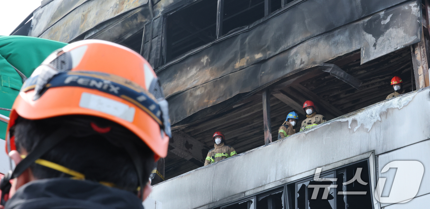 (대전=뉴스1) 김기태 기자 = 24일 오전 사상자 74명이 발생한 대전 안전공업 공장 화재 참사의 원인을 밝히기 위해 안전보건공단, 노동당국, 소방이 현장 감식을 진행하고 있다. …