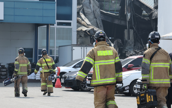 절단기 들고 이동하는 소방