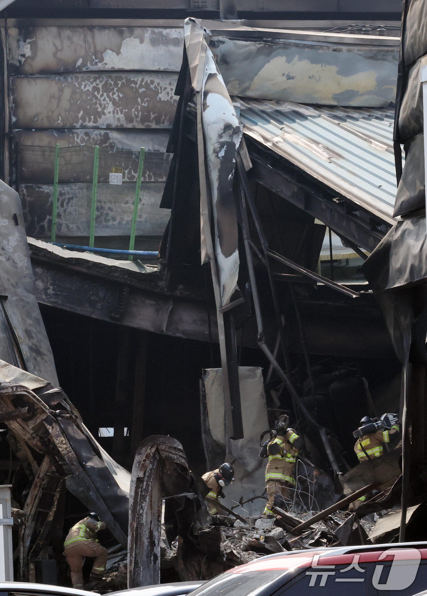 (대전=뉴스1) 김기태 기자 = 24일 오전 사상자 74명이 발생한 대전 안전공업 공장 화재 참사의 원인을 밝히기 위해 안전보건공단, 노동당국, 소방이 현장 감식을 진행하고 있다. …