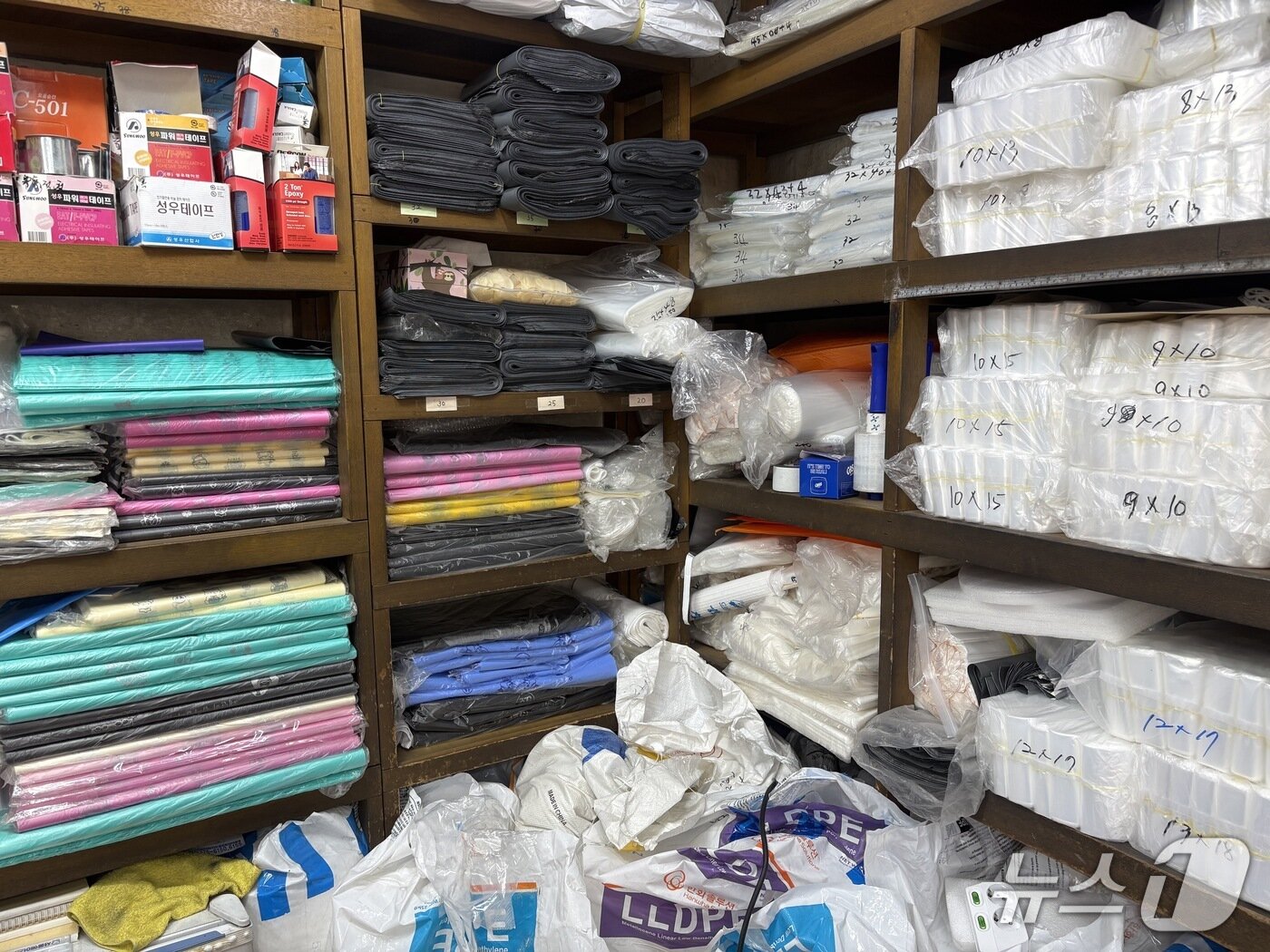 본문 이미지 - 서울 종로구 광장시장 인근 한 비닐 제품 업체에 남아 있는 재고 모습. 업체는 나프타 원료 부족으로 생산이 지연되면서 현재 재고로 버티고 있다고 설명했다. ⓒ 뉴스1 소봄이 기자