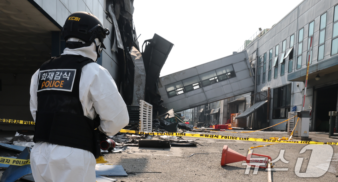 (대전=뉴스1) 김기태 기자 = 24일 오전 사상자 74명이 발생한 대전 안전공업 공장 화재 참사의 원인을 밝히기 위해 안전보건공단, 노동당국, 소방이 현장 감식을 진행하고 있다. …