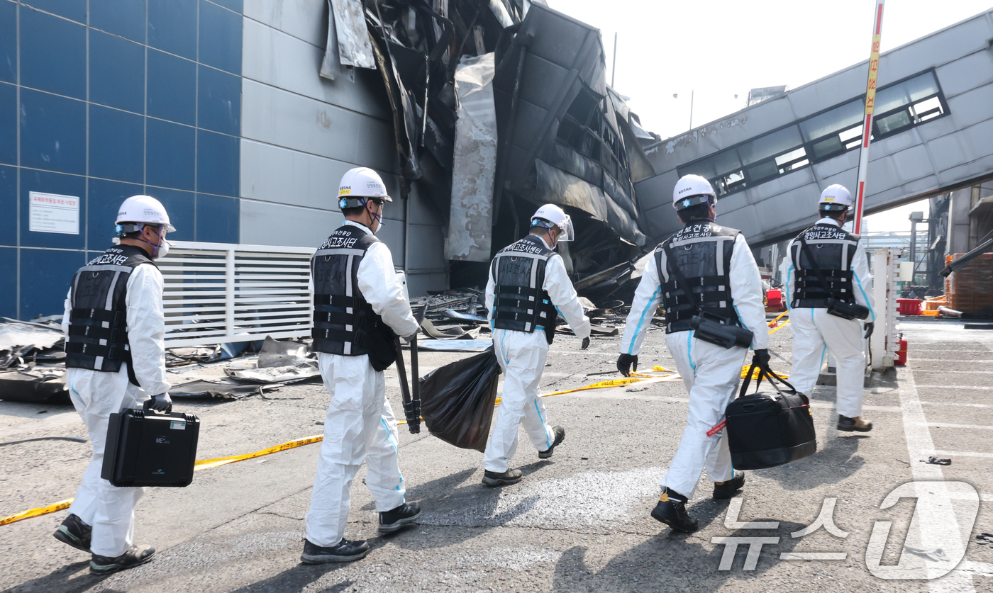 (대전=뉴스1) 김기태 기자 = 24일 오전 사상자 74명이 발생한 대전 안전공업 공장 화재 참사의 원인을 밝히기 위해 안전보건공단, 노동당국, 소방이 현장 감식을 진행하고 있다. …