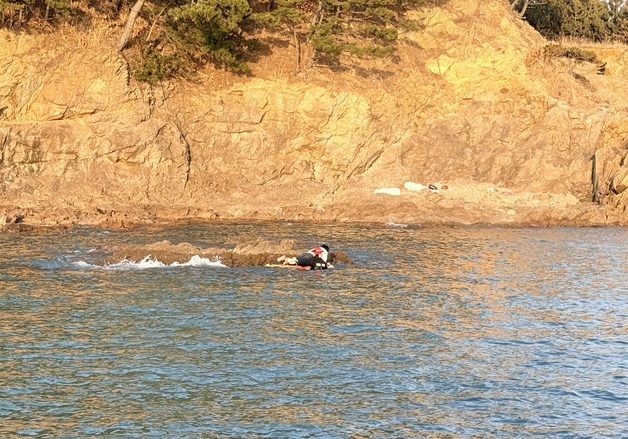 태안해경, 낚시 중 갯바위 고립 30대 연안구조정 급파 구조
