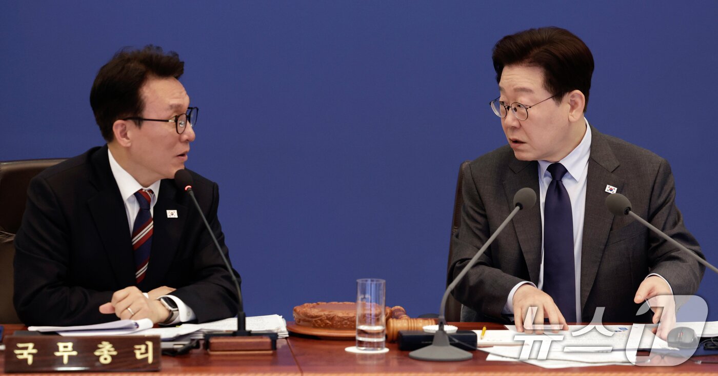 본문 이미지 - 이재명 대통령이 24일 청와대에서 열린 국무회의에서 김민석 국무총리와 대화하고 있다. (청와대통신사진기자단) 2026.3.24 ⓒ 뉴스1 허경 기자