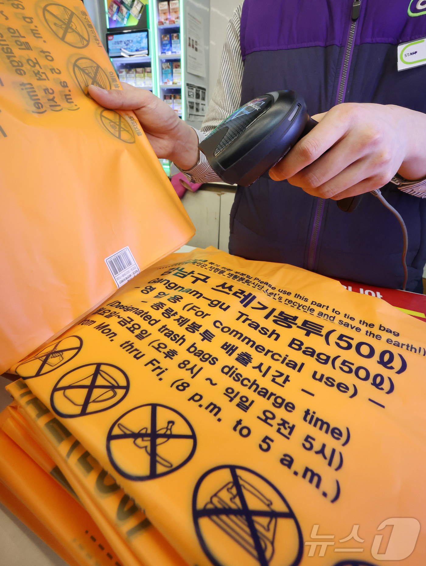 (서울=뉴스1) 김진환 기자 = 미국·이스라엘과 이란 간 전쟁 여파로 '나프타(납사)’ 공급이 불안정해지면서 비닐 수급에 비상이 걸렸다.특히 식품 포장재에 이어 종량제봉투까지 품절 …