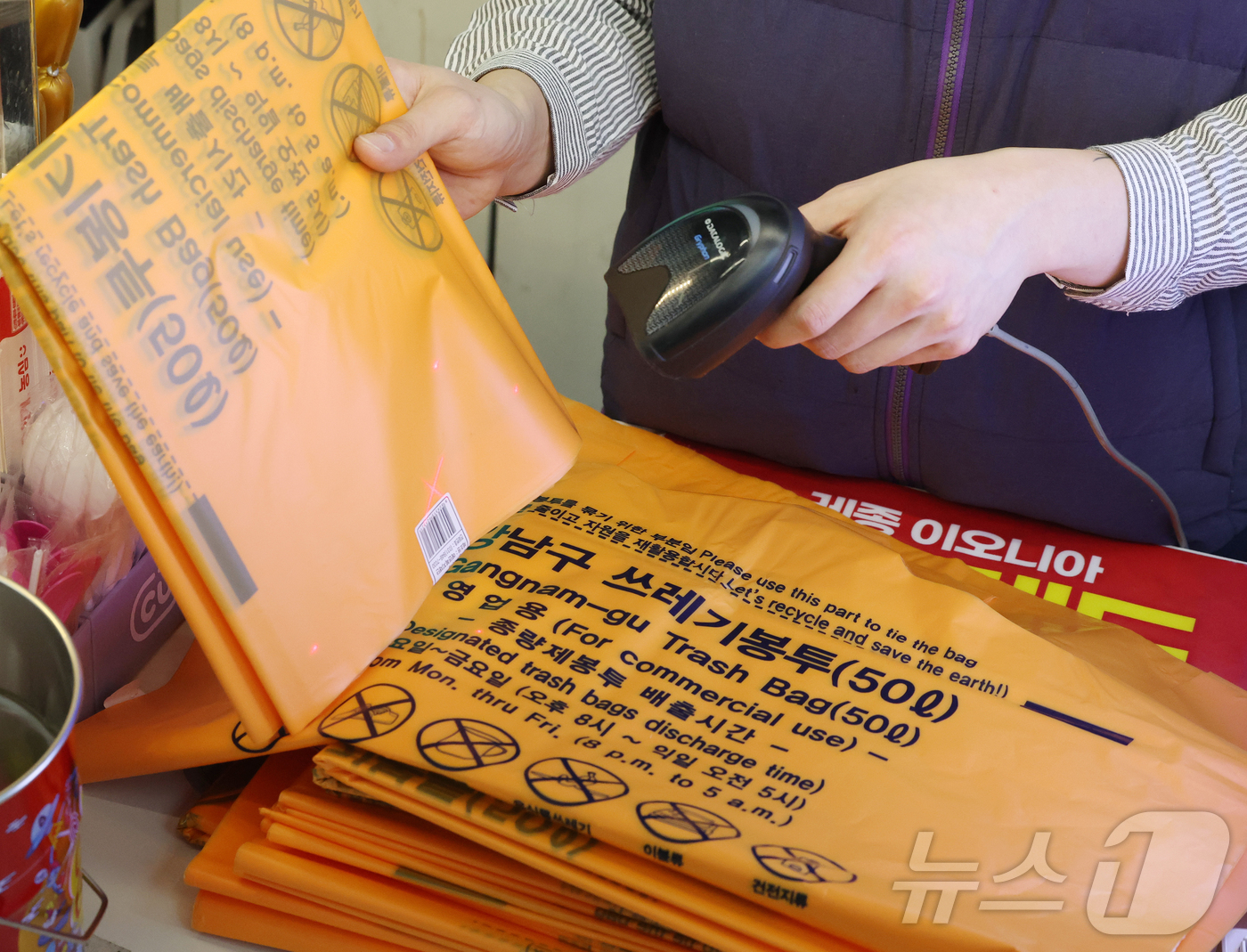 (서울=뉴스1) 김진환 기자 = 미국·이스라엘과 이란 간 전쟁 여파로 '나프타(납사)’ 공급이 불안정해지면서 비닐 수급에 비상이 걸렸다.특히 식품 포장재에 이어 종량제봉투까지 품절 …