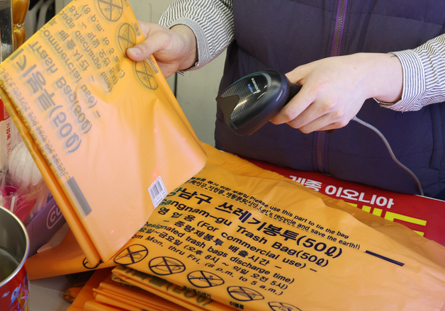 미-이란 전쟁에 쓰레기봉투까지 '비닐대란'