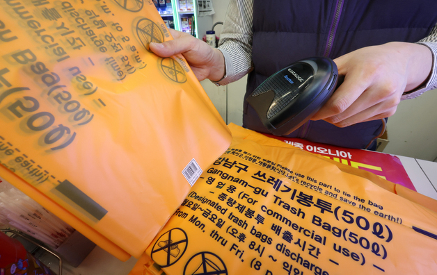 미-이란 전쟁에 쓰레기봉투까지 '비닐대란'
